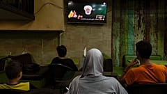 يستمع الناس إلى خطاب نعيم قاسم، الأمين العام لحزب الله بالوكالة، في مقهى في بيروت، لبنان، الثلاثاء 15 أكتوبر 2024.  