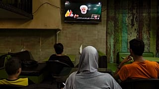 يستمع الناس إلى خطاب نعيم قاسم، الأمين العام لحزب الله بالوكالة، في مقهى في بيروت، لبنان، الثلاثاء 15 أكتوبر 2024.