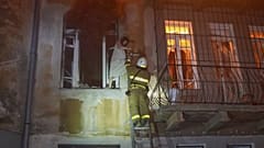 Auf diesem vom ukrainischen Rettungsdienst zur Verfügung gestellten Foto evakuieren Feuerwehrleute nach dem massiven russischen Luftangriff in Odesa einen Bewohner aus einem brennenden Wohnhaus.