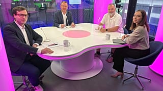 A Szeretünk, Brüsszel? stúdióvendégei: Körömi Csongor,Tóth-Bíró Zsófia, Lattmann Tamás a műsorvezető, Zsíros Sándor társaságában