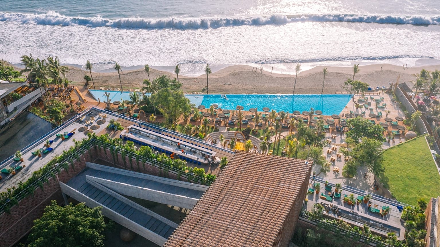 Una toma con dron del hotel Potato Head desde arriba.