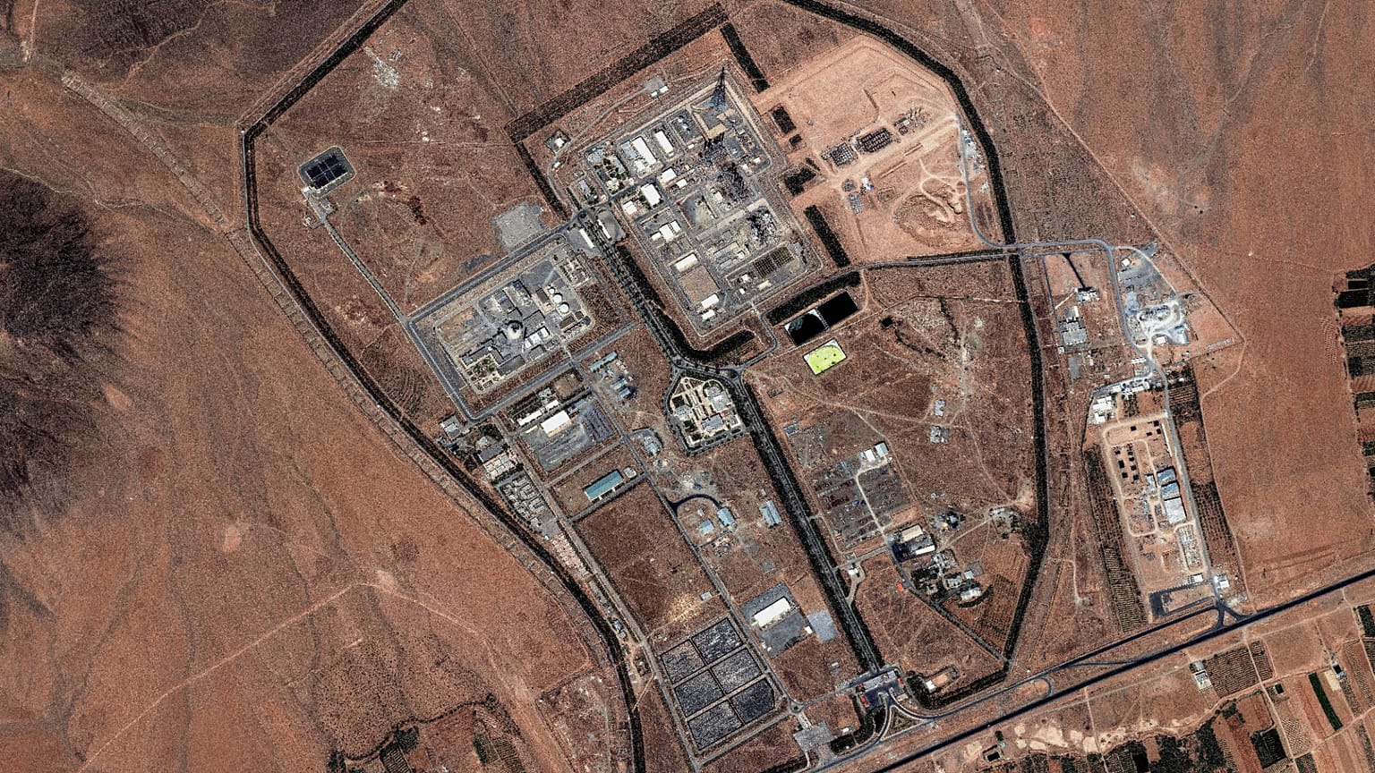 Dieses von Maxar zur Verfügung gestellte Satellitenbild zeigt einen Überblick über das Gebäude des iranischen Schwerwasserreaktors in Arak nach den israelischen Angriffen auf den Reaktor, 18. Juni 2025