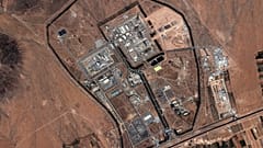 Dieses von Maxar zur Verfügung gestellte Satellitenbild zeigt einen Überblick über das Gebäude des iranischen Schwerwasserreaktors in Arak nach den israelischen Angriffen auf den Reaktor, 18. Juni 2025