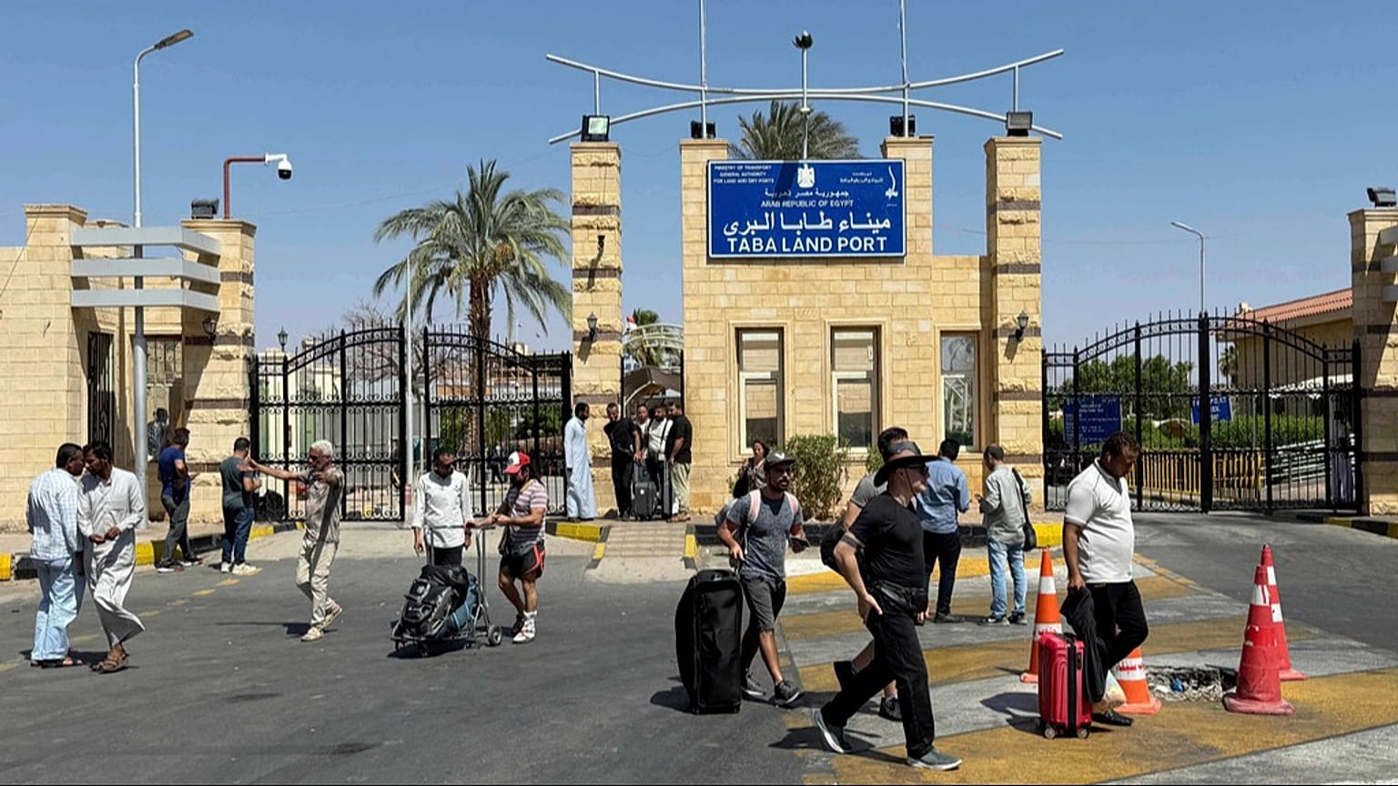 Füze saldırılarının ardından İsrail'den tahliye edilen yabancı sakinler, 19 Haziran 2025 Perşembe günü İsrail'in doğu sınırındaki Taba Kara Limanı'ndan Mısır'a geçiyor.