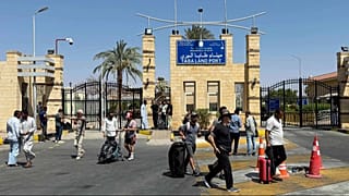 Izraelből a rakétacsapások után evakuált külföldi lakosok átkelnek Taba szárazföldi kikötőjén, az Izrael keleti határán lévő határátkelőn Egyiptomba, 2025. június 19-én, csütörtökön.