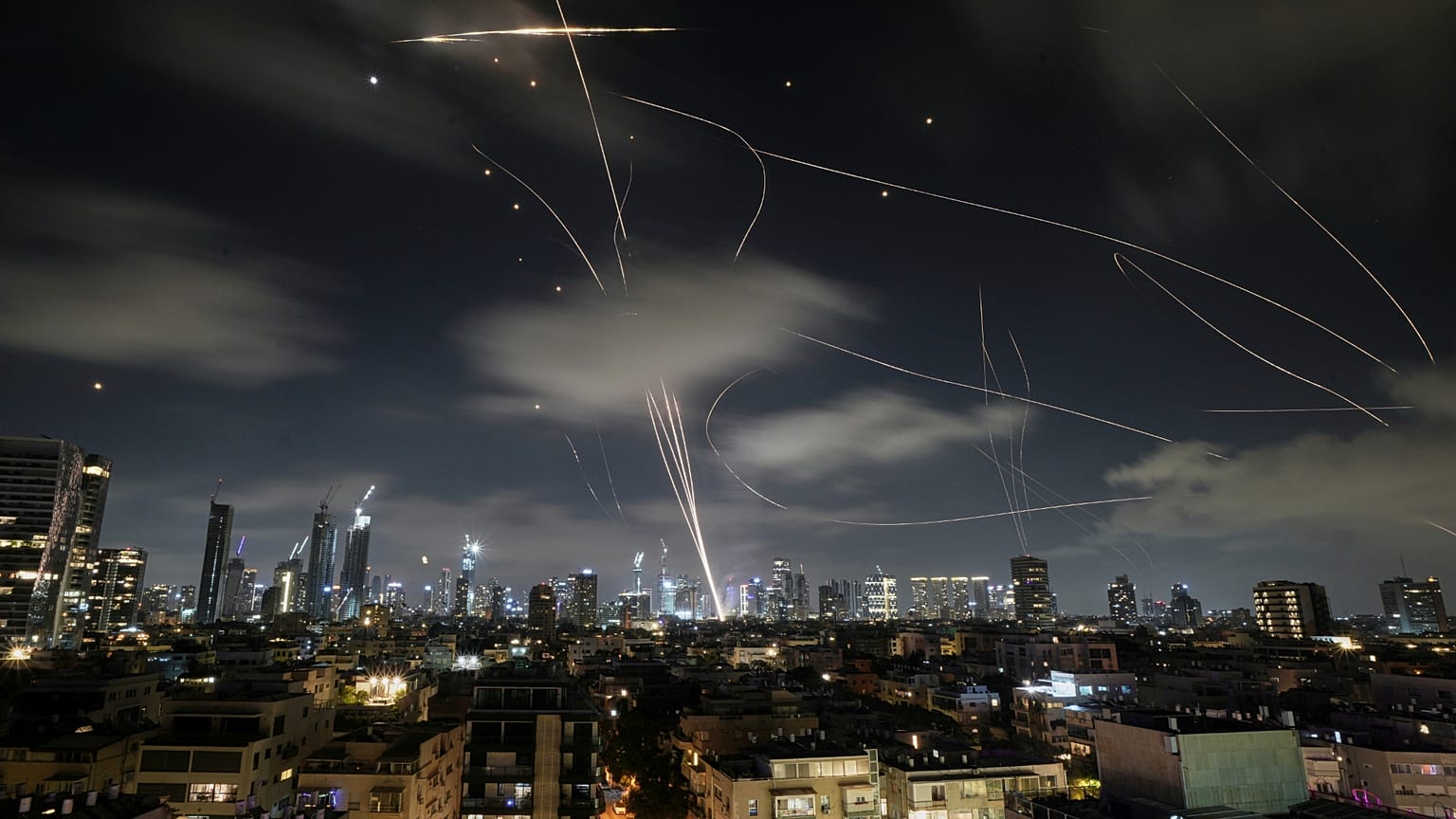 Iráni rakétákat lő ki az izraeli légvédelem Tel Aviv felett