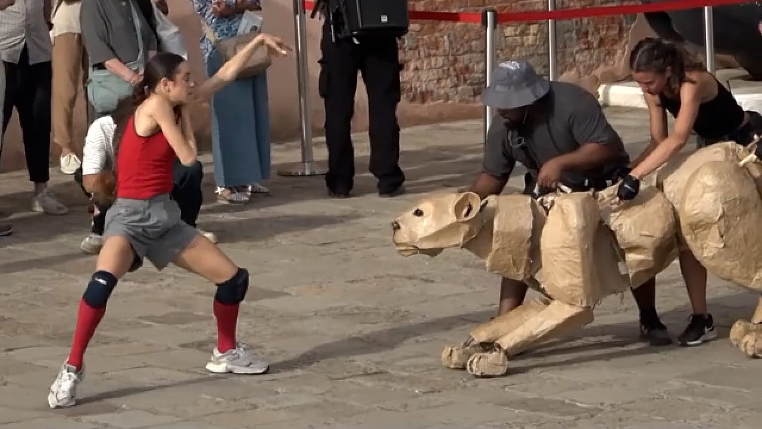 PANTALLAZO - Animales de marionetas a tamaño real en "The Herds" para destacar la crisis climática