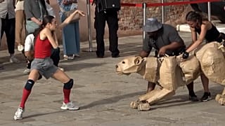 LEBENSGROßE PUPPENTIERE IN „THE HERDS“, UM AUF DIE KLIMAKRISE AUFMERKSAM ZU MACHEN