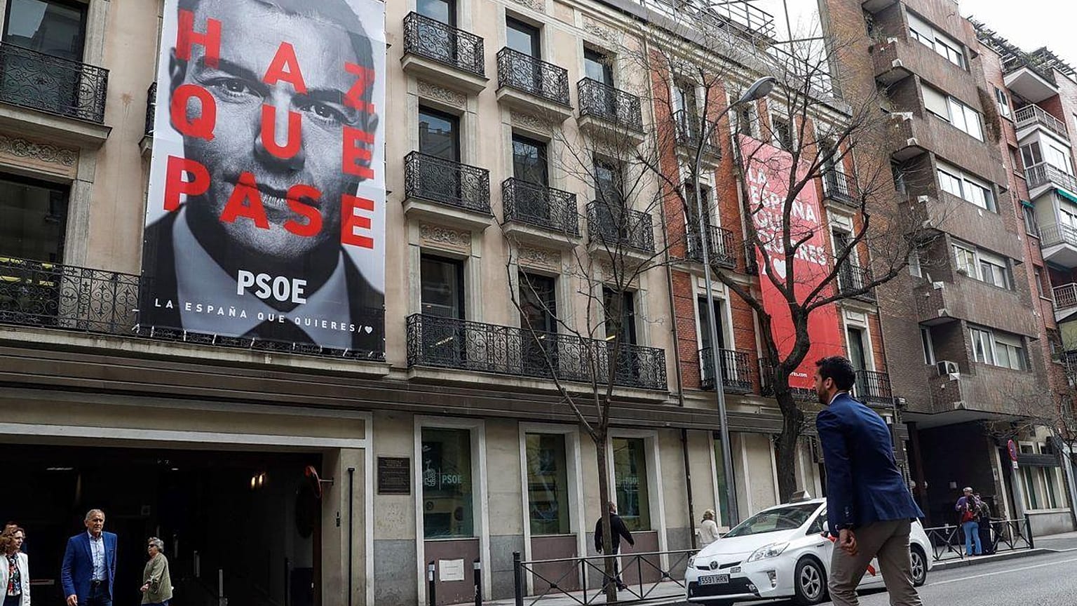 Un hombre pasea por Madrid.