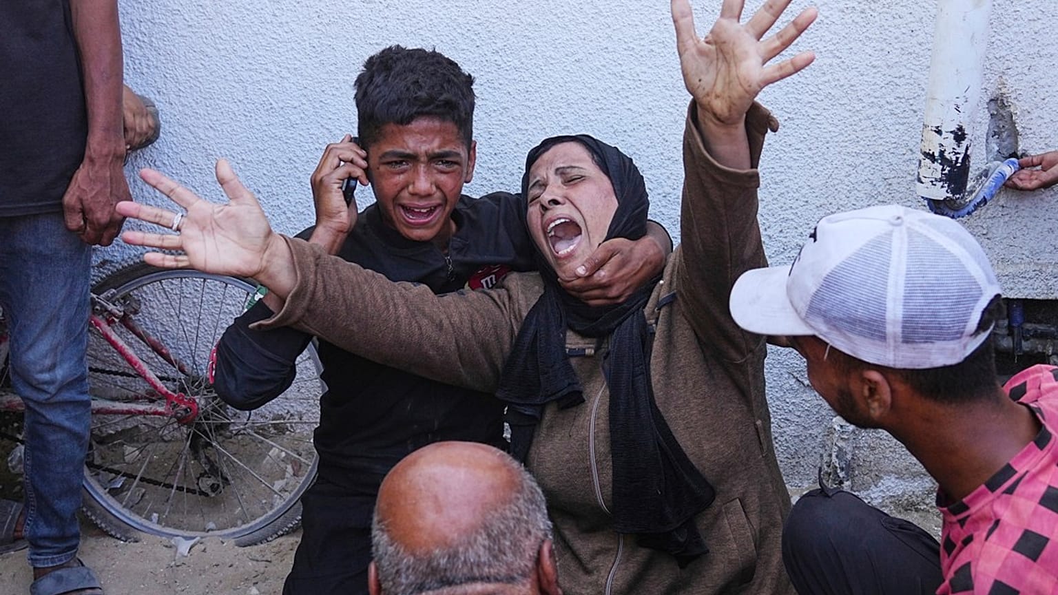 امرأة فلسطينية تنعى جثمان طفلها الذي قتل في غارة عسكرية إسرائيلية على غزة، الخميس 19 يونيو/حزيران 2025.  