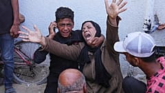 امرأة فلسطينية تنعى جثمان طفلها الذي قتل في غارة عسكرية إسرائيلية على غزة، الخميس 19 يونيو/حزيران 2025.  