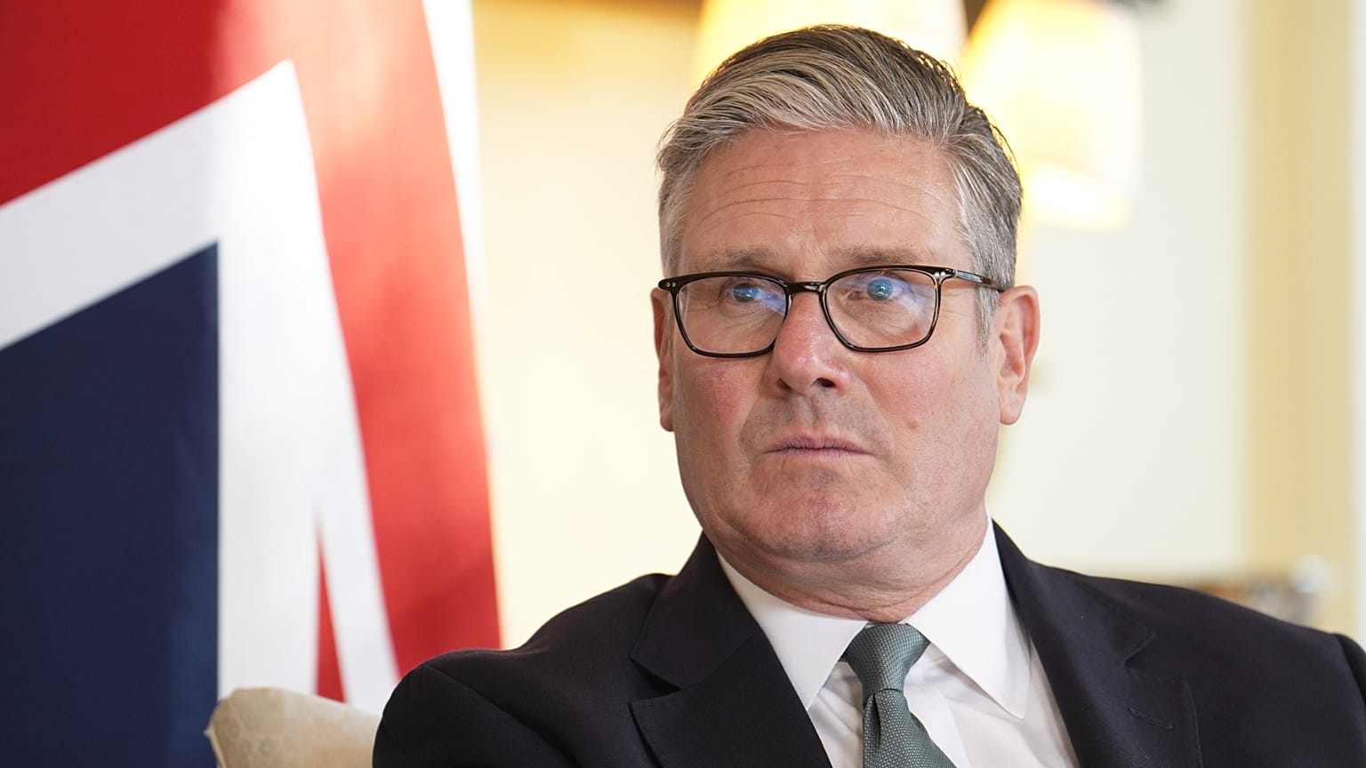 O primeiro-ministro britânico Keir Starmer recebe o príncipe herdeiro do Barém, o príncipe Salman bin Hamad Al Khalifa, no número 10 de Downing Street, em Londres, na quinta-feira, 19 de junho de 2025.