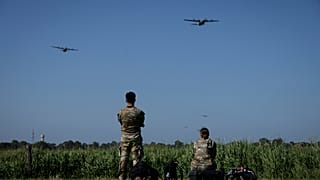 صورة تعبيرية تظهر الاستعدادات للذكرى السنوية التاسعة والسبعين ليوم النصر في لا فيير، نورماندي، فرنسا،
