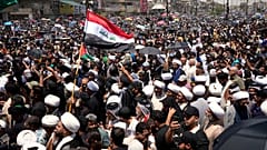 مظاهرات مناهضة للولايات المتحدة وإسرائيل بعد صلاة الجمعة بمدينة الصدر العراقية احتجاجاً على الهجمات الإسرائيلية على مدن متعددة في جميع أنحاء إيران