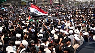  مظاهرات مناهضة للولايات المتحدة وإسرائيل بعد صلاة الجمعة بمدينة الصدر العراقية احتجاجاً على الهجمات الإسرائيلية على مدن متعددة في جميع أنحاء إيران