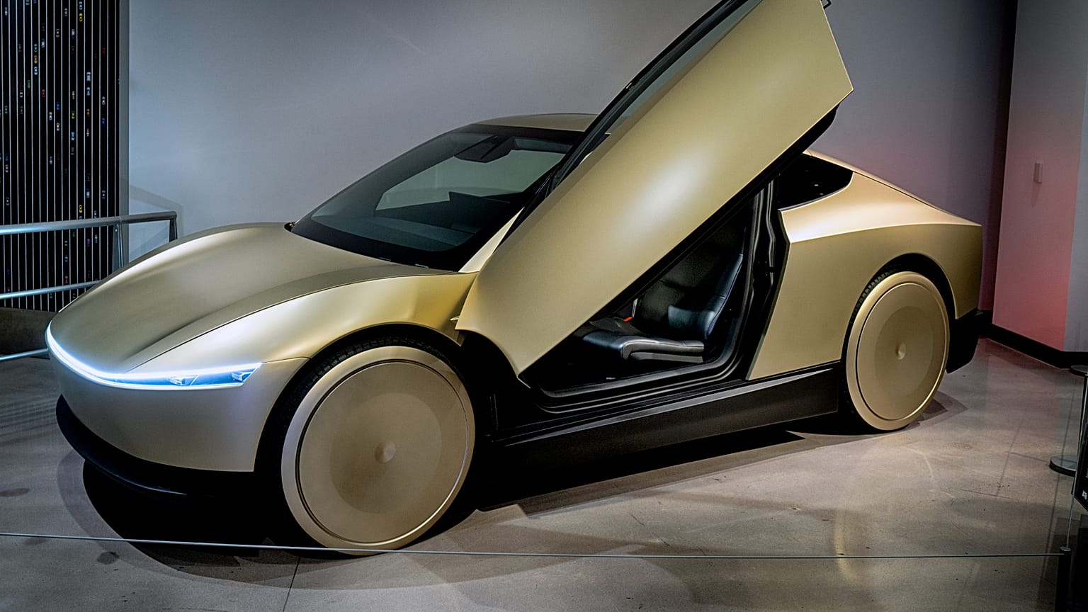 Ένα πλήρως λειτουργικό, προπαραγωγής Tesla Cybercab, γνωστό και ως Robotaxi, εκτίθεται στο Μουσείο Αυτοκινήτου Petersen στο Λος Άντζελες την Παρασκευή 29 Νοεμβρίου 2024.