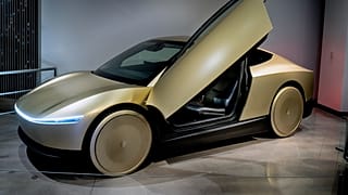Ένα πλήρως λειτουργικό, προπαραγωγής Tesla Cybercab, γνωστό και ως Robotaxi, εκτίθεται στο Μουσείο Αυτοκινήτου Petersen στο Λος Άντζελες την Παρασκευή 29 Νοεμβρίου 2024.