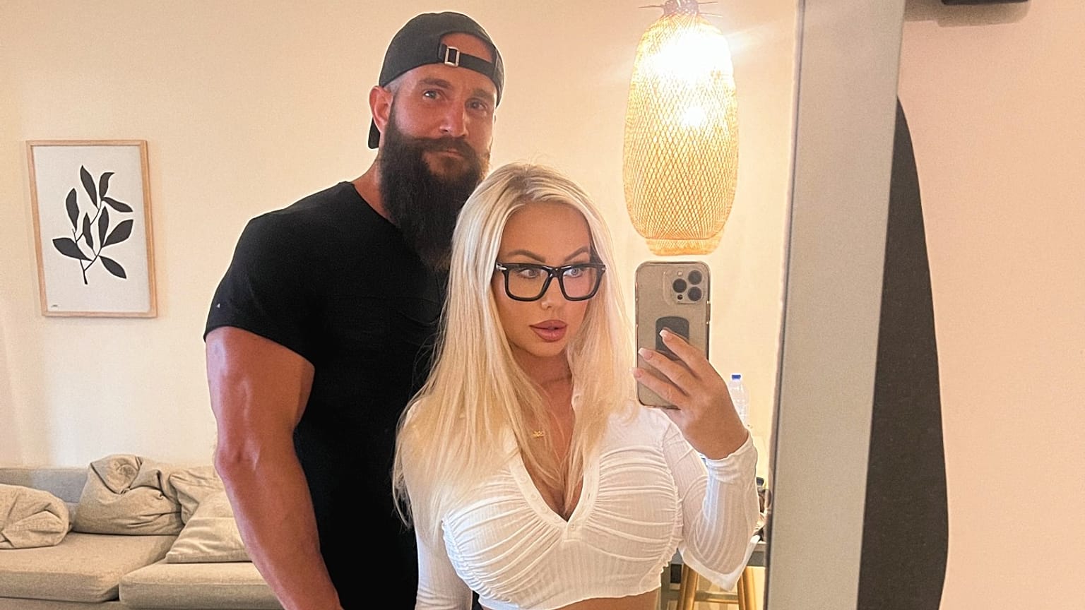 Amanda Breden (à droite) et son mari Max gèrent ensemble une page OnlyFans. Amanda Breden explique que les limites fixées par la nouvelle loi suédoise auront un impact sur la manière dont son foyer gagne de l'argent.