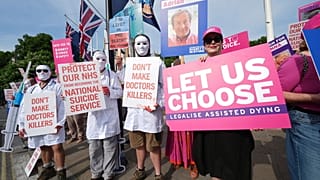 Tüntetők az eutanáziáról szavazó brit alsóház előtt 2025. június 20-án Londonban