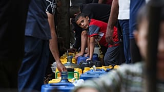 فلسطينيون يتجهون لجلب مياه الشرب خلال القصف الإسرائيلي المستمر على قطاع غزة