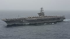 Sur cette image publiée par l'US Navy, le porte-avions USS Nimitz traverse la mer d'Arabie, le 17 août 2020.  