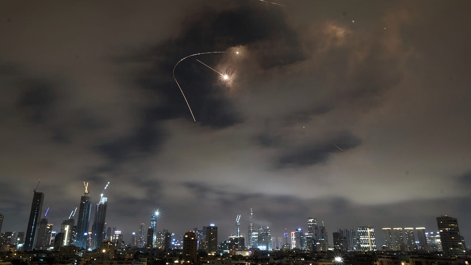 La difesa aerea israeliana intercetta dei  missili durante un attacco iraniano sopra Tel Aviv sabato (21 giugno 2025)