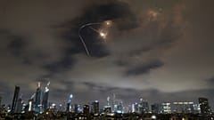 La difesa aerea israeliana intercetta dei  missili durante un attacco iraniano sopra Tel Aviv sabato (21 giugno 2025)