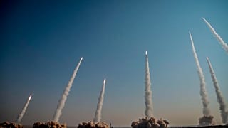  إطلاق صواريخ في مناورة بإيران، الجمعة 15 يناير/كانون الثاني 2021.  