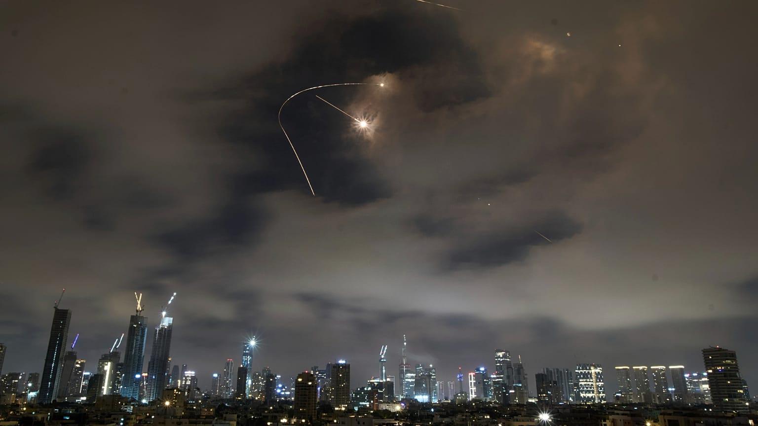 L'interception des missiles lors d'une attaque iranienne au-dessus de Tel Aviv, le 21 juin 2025.
