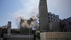Καπνός αναδύεται από νοσοκομειακό συγκρότημα στο Ισραήλ μετά από ιρανικό πυραυλικό χτύπημα