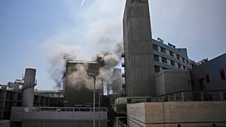 Καπνός αναδύεται από νοσοκομειακό συγκρότημα στο Ισραήλ μετά από ιρανικό πυραυλικό χτύπημα