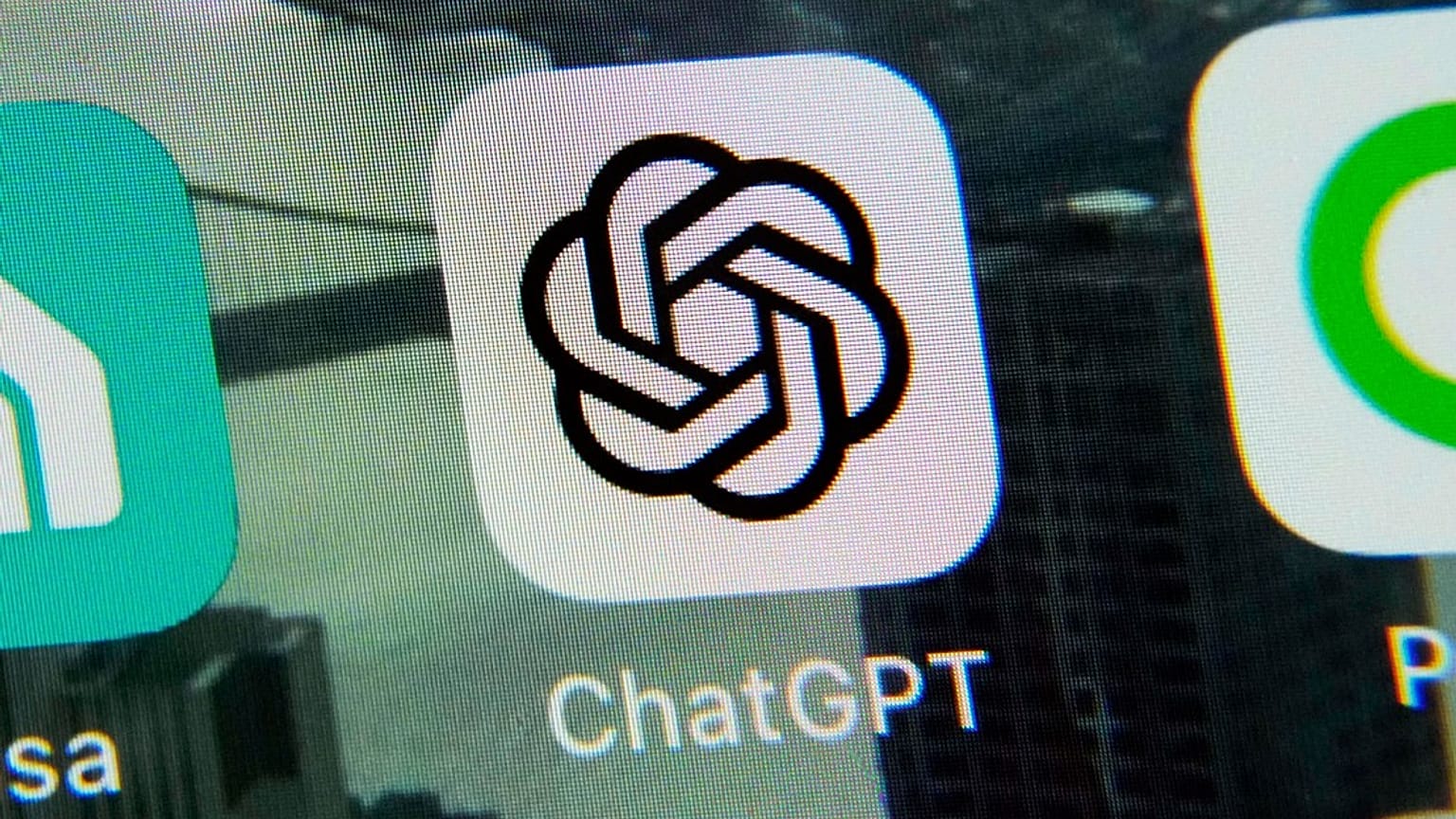تطبيق ChatGPT معروض على هاتف iPhone.  