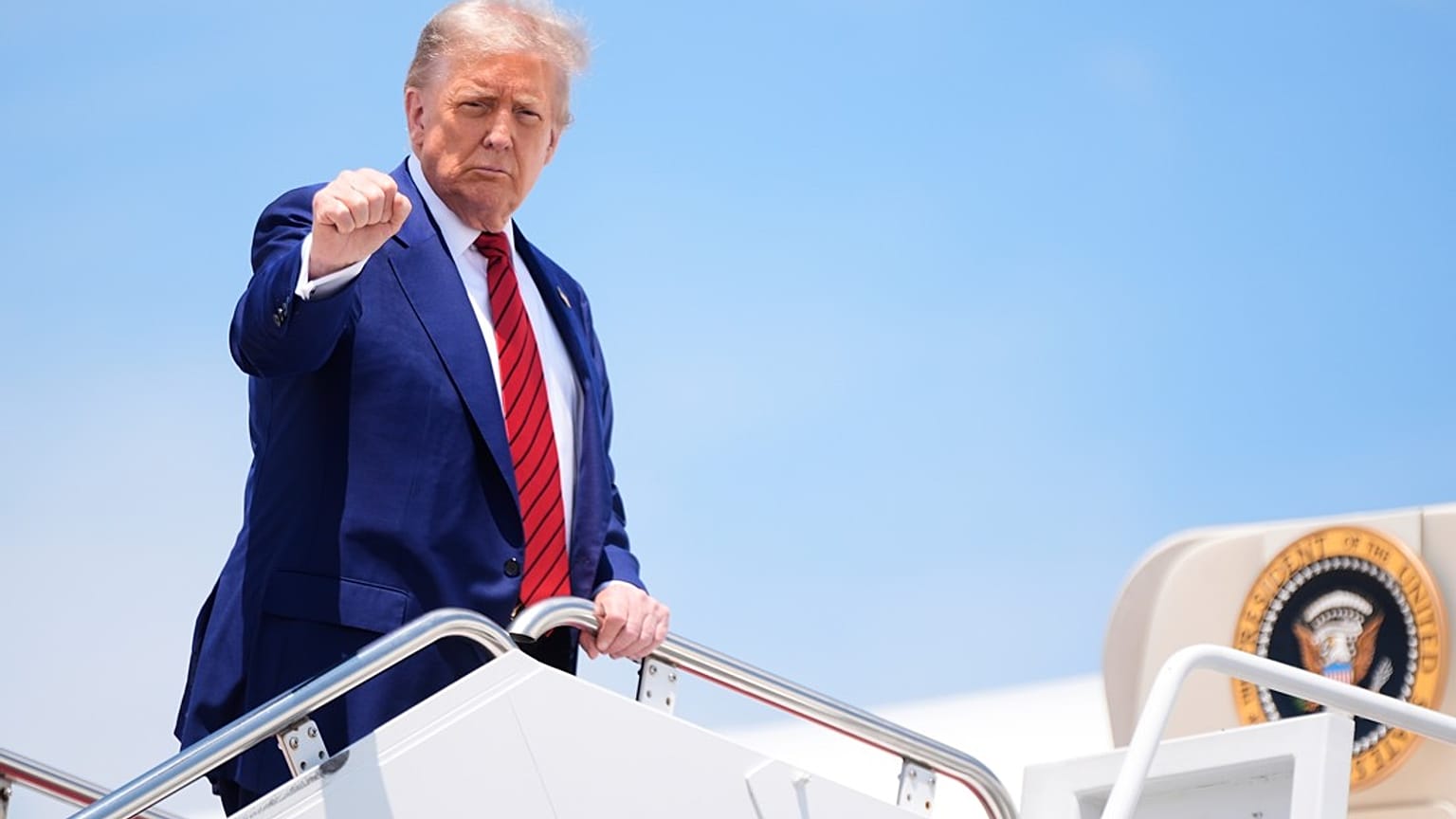 El presidente Donald Trump saluda mientras sube al Air Force One en la Base Conjunta Andrews, Maryland, el viernes 20 de junio de 2025.  