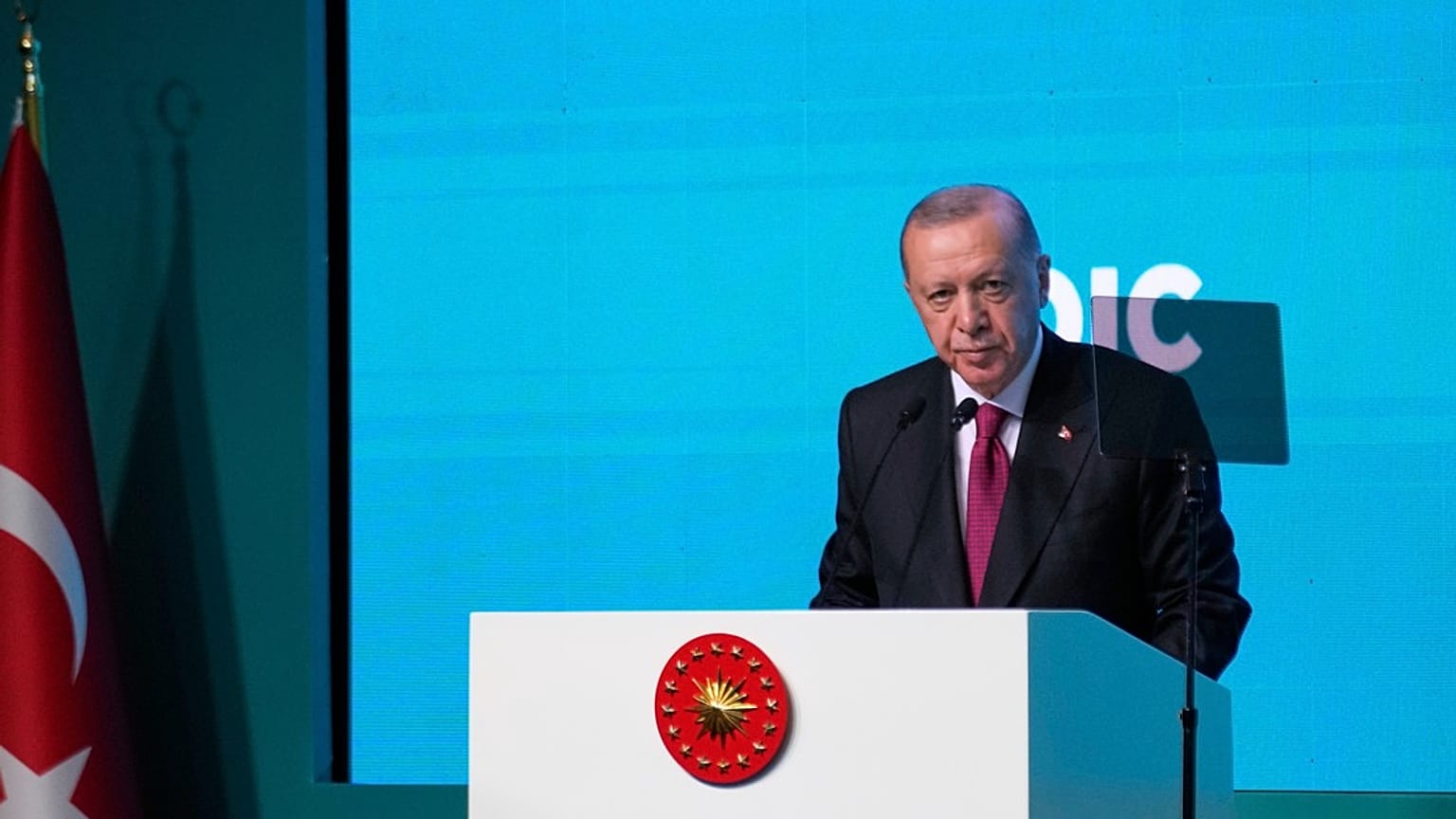 الرئيس التركي رجب طيب أردوغان يلقي كلمة افتتاحية خلال اجتماع مجلس وزراء خارجية منظمة التعاون الإسلامي في إسطنبول، تركيا، السبت 21 يونيو 2025.  