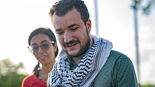 الناشط الفلسطيني وطالب الدراسات العليا السابق في جامعة كولومبيا محمود خليل ، المركز ، يتحدث بعد إطلاق سراحه من مركز احتجاز المهاجرين الفيدرالي في جينا ، لوس أنجلوس.  