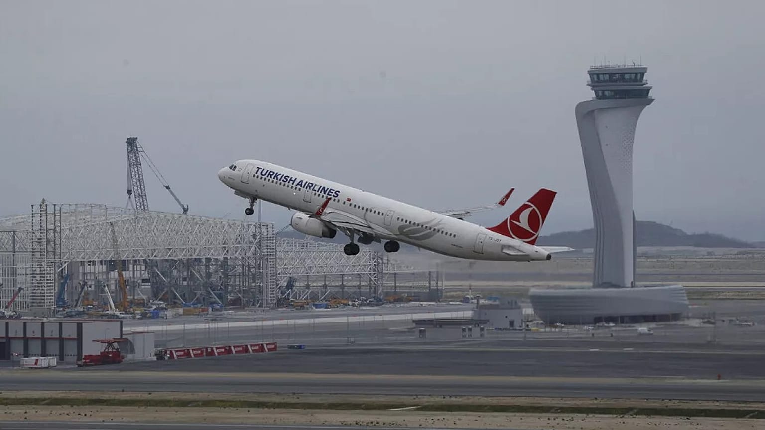 Türk Hava Yolları uçağı İstanbul Havalimanı'ndan kalkış yapıyor, 6 Nisan 2019