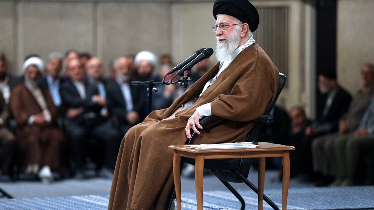 يحضر المرشد الأعلى آية الله علي خامنئي اجتماعًا مع مجموعة من المعلمين في طهران، إيران، الأربعاء 1 مايو 2024.  