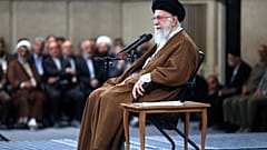يحضر المرشد الأعلى آية الله علي خامنئي اجتماعًا مع مجموعة من المعلمين في طهران، إيران، الأربعاء 1 مايو 2024.  