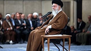 يحضر المرشد الأعلى آية الله علي خامنئي اجتماعًا مع مجموعة من المعلمين في طهران، إيران، الأربعاء 1 مايو 2024.