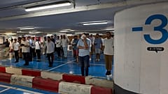 رجال داخل موقف سيارات تحت الأرض للحماية المحتملة من الضربات الصاروخية من إيران، إسرائي��، الجمعة 20 يونيو 2025.  