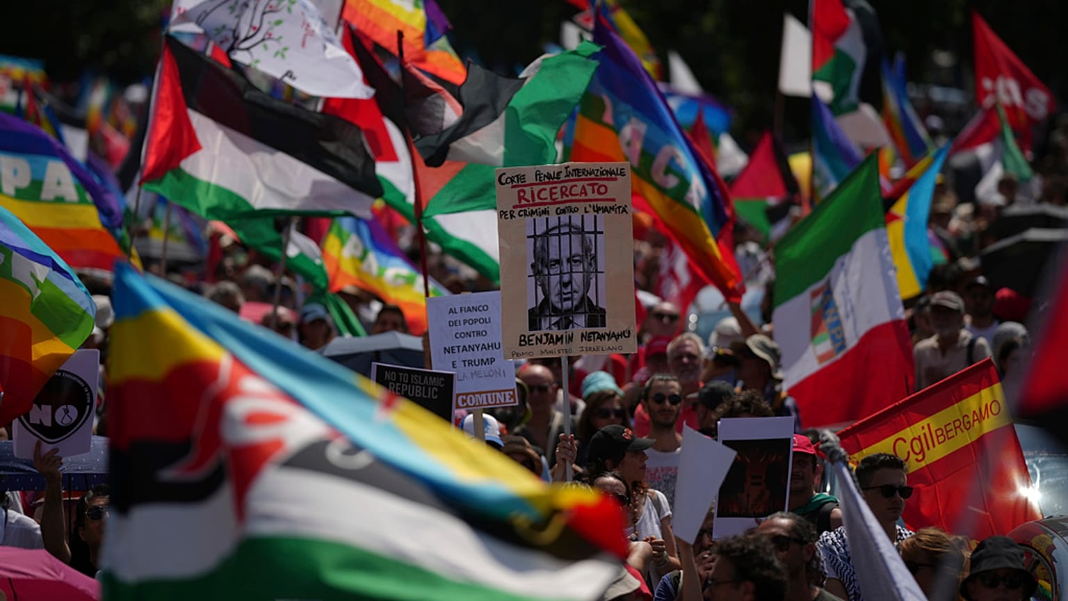 La manifestazione per la pace e contro il riarmo organizzata a Roma sabato 21 giugno 2025