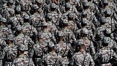 DATEI: Iranische Armeekadetten schließen ihren Marsch während einer Parade zum Tag der nationalen Armee in der Nähe von Teheran ab, 18. April 2025