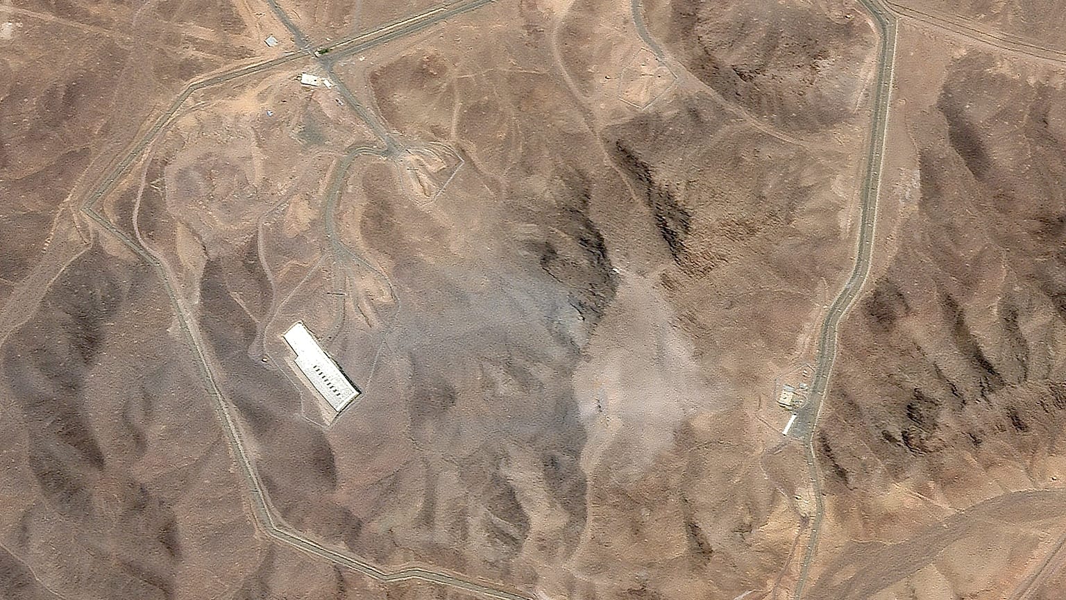 Cette photo satellite de Planet Labs PBC montre le site souterrain d'enrichissement nucléaire iranien de Fordo après qu'une frappe aérienne américaine a visé l'installation.