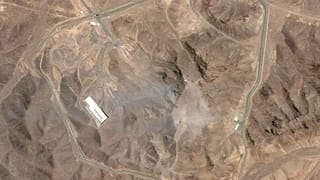 Cette photo satellite de Planet Labs PBC montre le site souterrain d'enrichissement nucléaire iranien de Fordo après qu'une frappe aérienne américaine a visé l'installation.