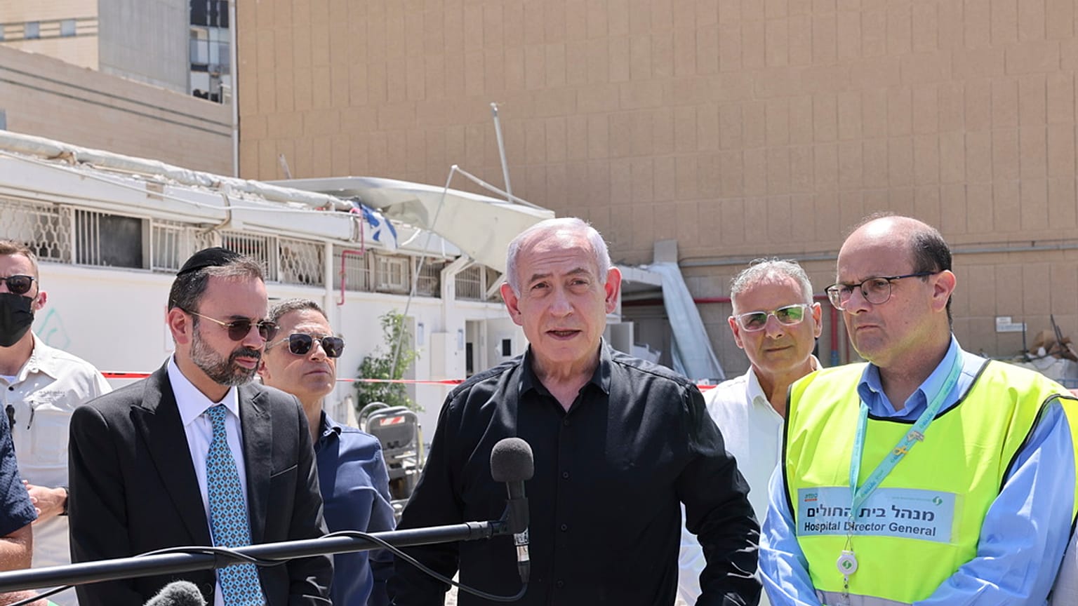 رئيس الوزراء الإسرائيلي بنيامين نتنياهو يزور مركز سوروكا الطبي ، بعد إصابته بصاروخ أطلق من إيران يوم الخميس 19 يونيو 2025 في بئر السبع ، إسرائيل.