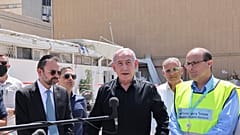 رئيس الوزراء الإسرائيلي بنيامين نتنياهو يزور مركز سوروكا الطبي ، بعد إصابته بصاروخ أطلق من إيران يوم الخميس 19 يونيو 2025 في بئر السبع ، إسرائيل.