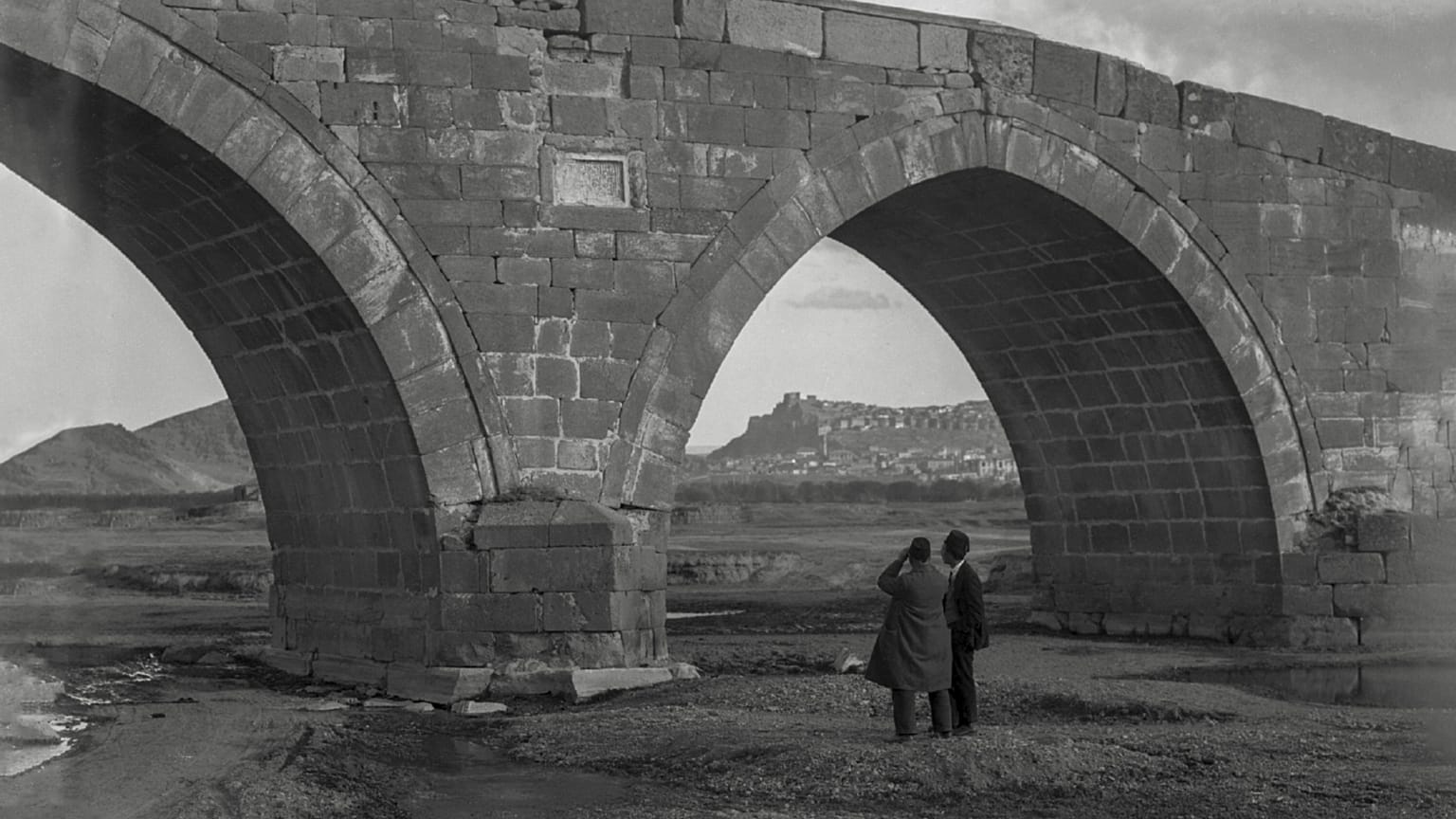 1222’de Alaeddin Keykubad’ın yaptırdığı Akköprü’den Ankara Kalesi’ne doğru görünüm.