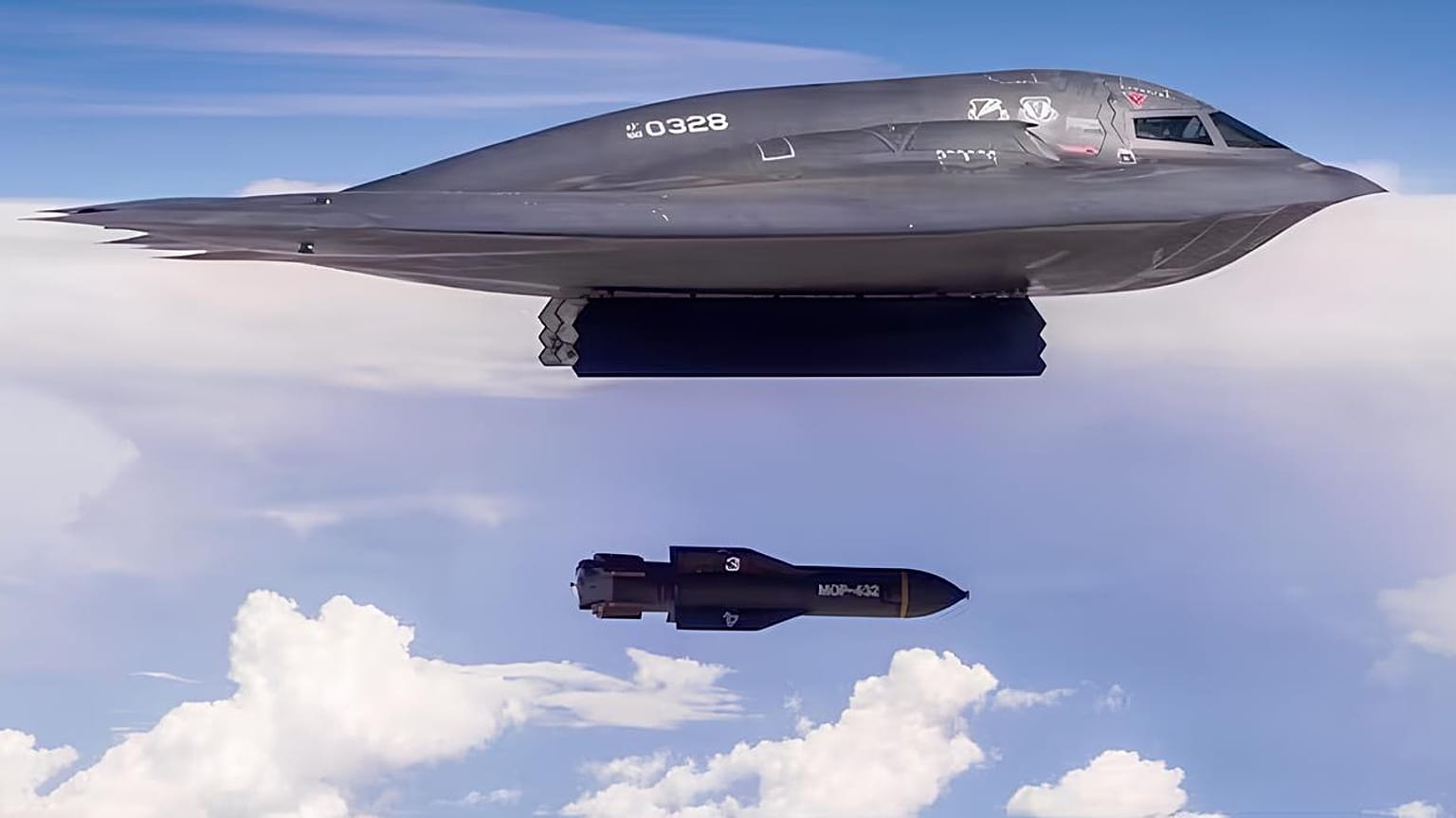 Bombardeiro B-2 Spirit a lançar uma bomba GBU-57