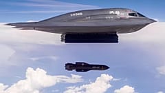 B-2 Spirit-Bomber beim Abwurf einer GBU-57 Bunkerbuster-Bombe