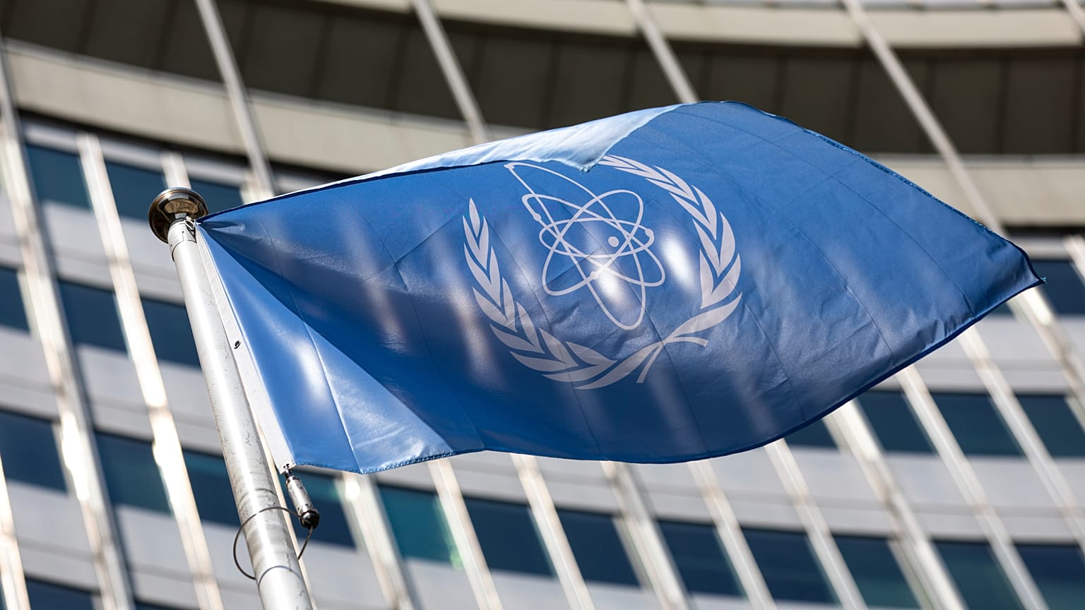 ARQUIVO - Nesta foto de arquivo de 7 de junho de 2021, a bandeira da Agência Internacional de Energia Atômica (AIEA) acena na entrada do Centro Internacional de Viena, em Viena. (Foto AP